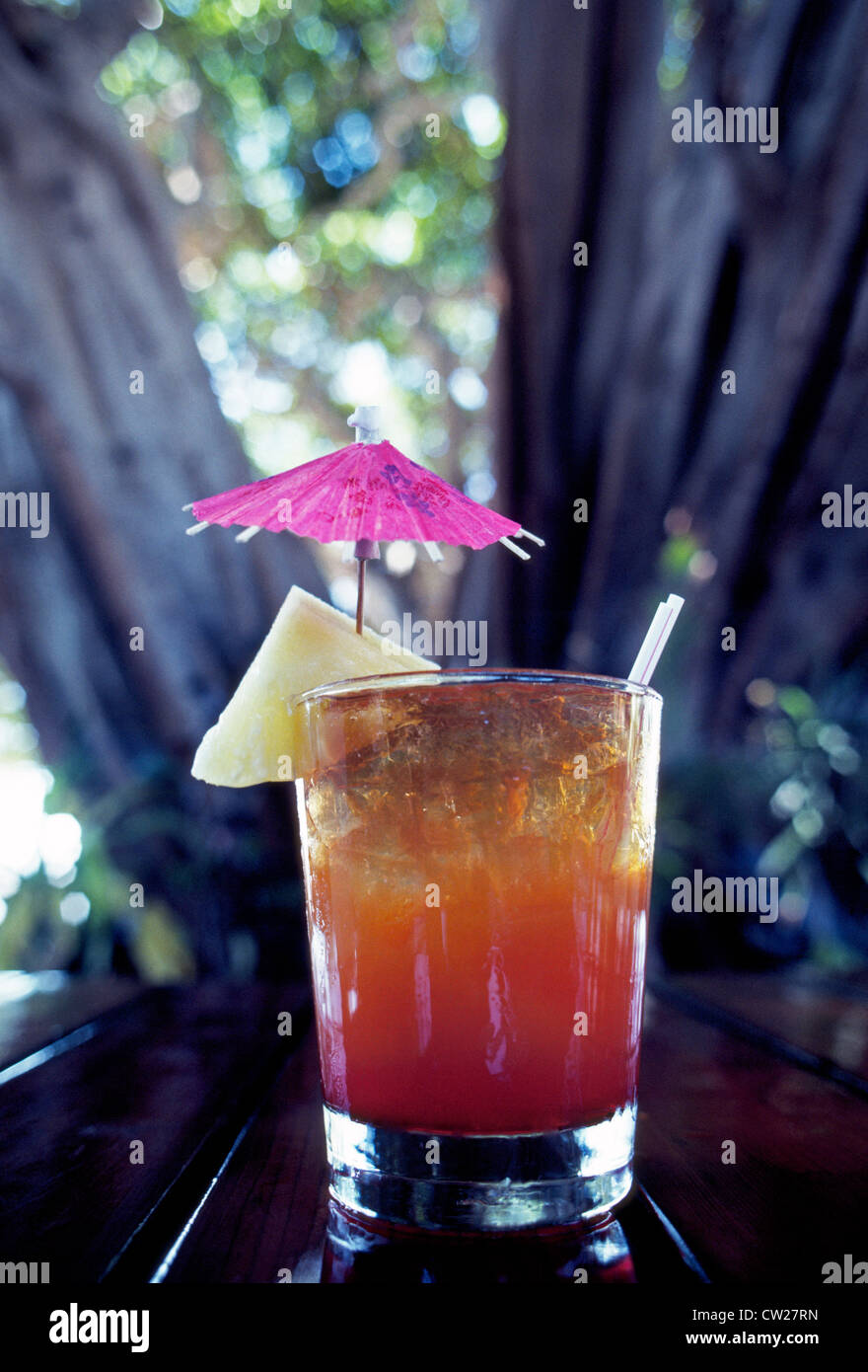 Las refrescantes bebidas tropicales en las Islas de Hawaii, EE.UU., son a menudo adornados con una rodaja de piña y decorado con un pequeño paraguas de papel. Foto de stock
