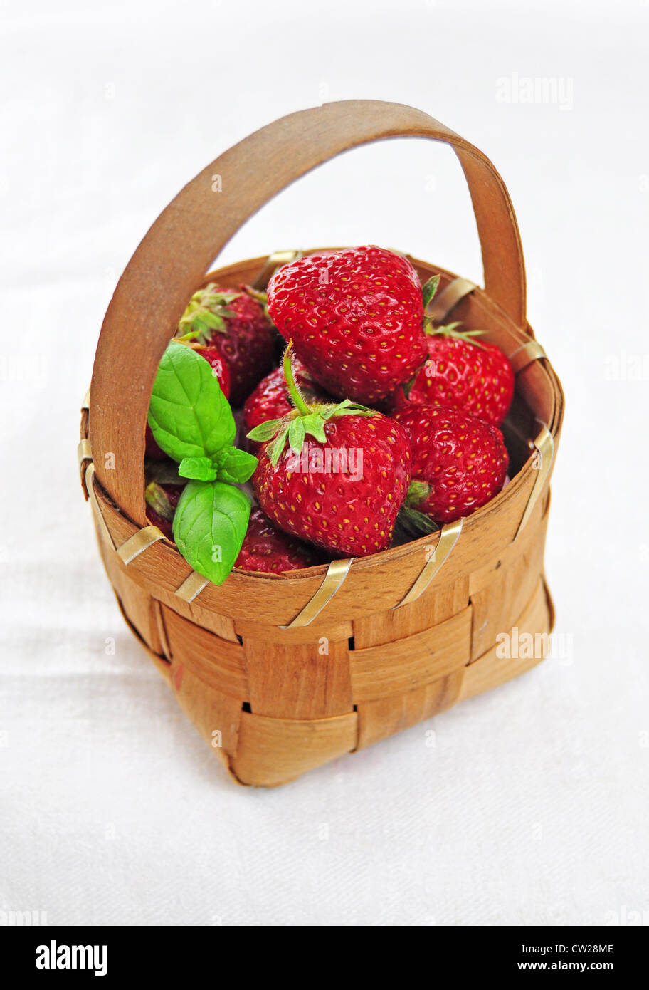 Canasta llena de frescas fresas jugosas Foto de stock