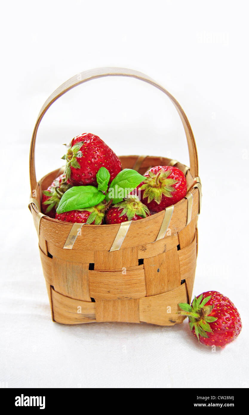 Canasta llena de frescas fresas jugosas Foto de stock