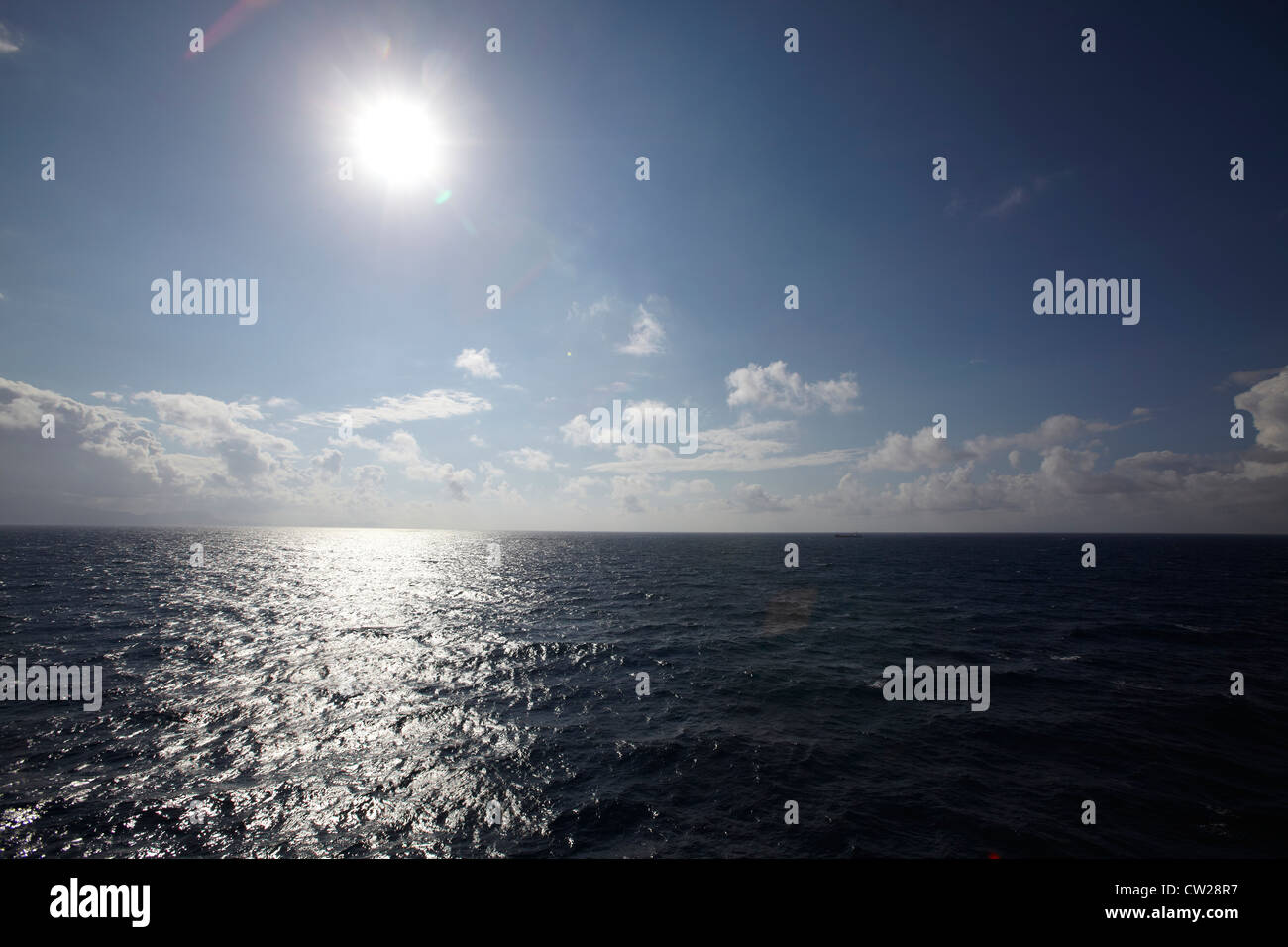 El buen clima y el mar tranquilo de la bahía de Vizcaya Foto de stock