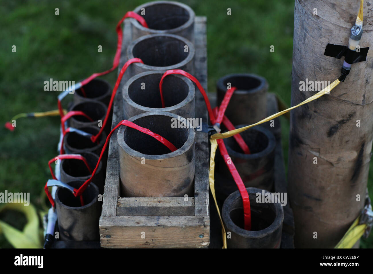 Lanzamiento de fuegos artificiales profesionales configurar los tubos y los cables eléctricos Foto de stock