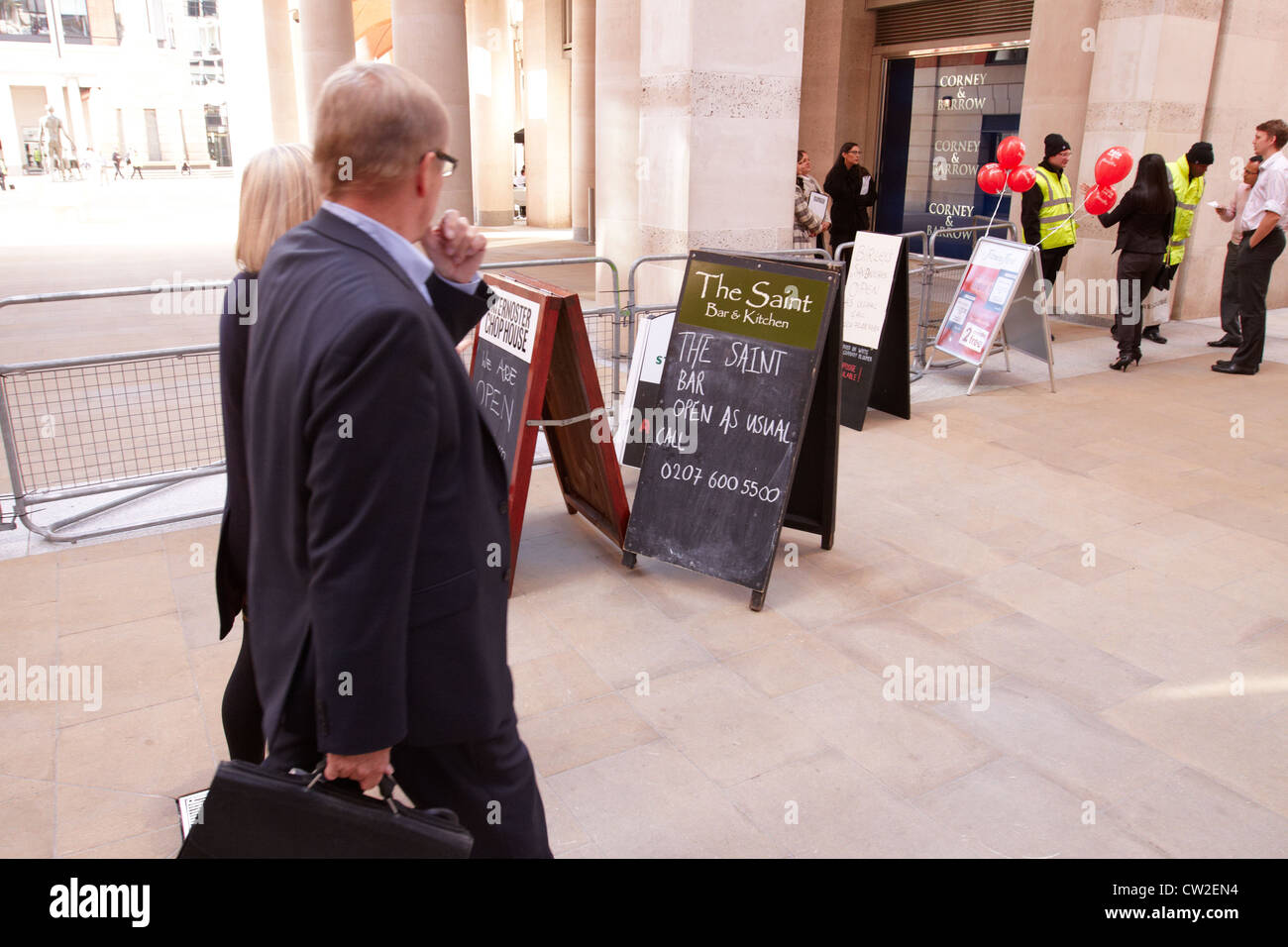 Las empresas muestran letreros que decían "Abrir como de costumbre", después de la protesta de Londres ocupan obligado Paternoster Square de Londres para cerrar Foto de stock