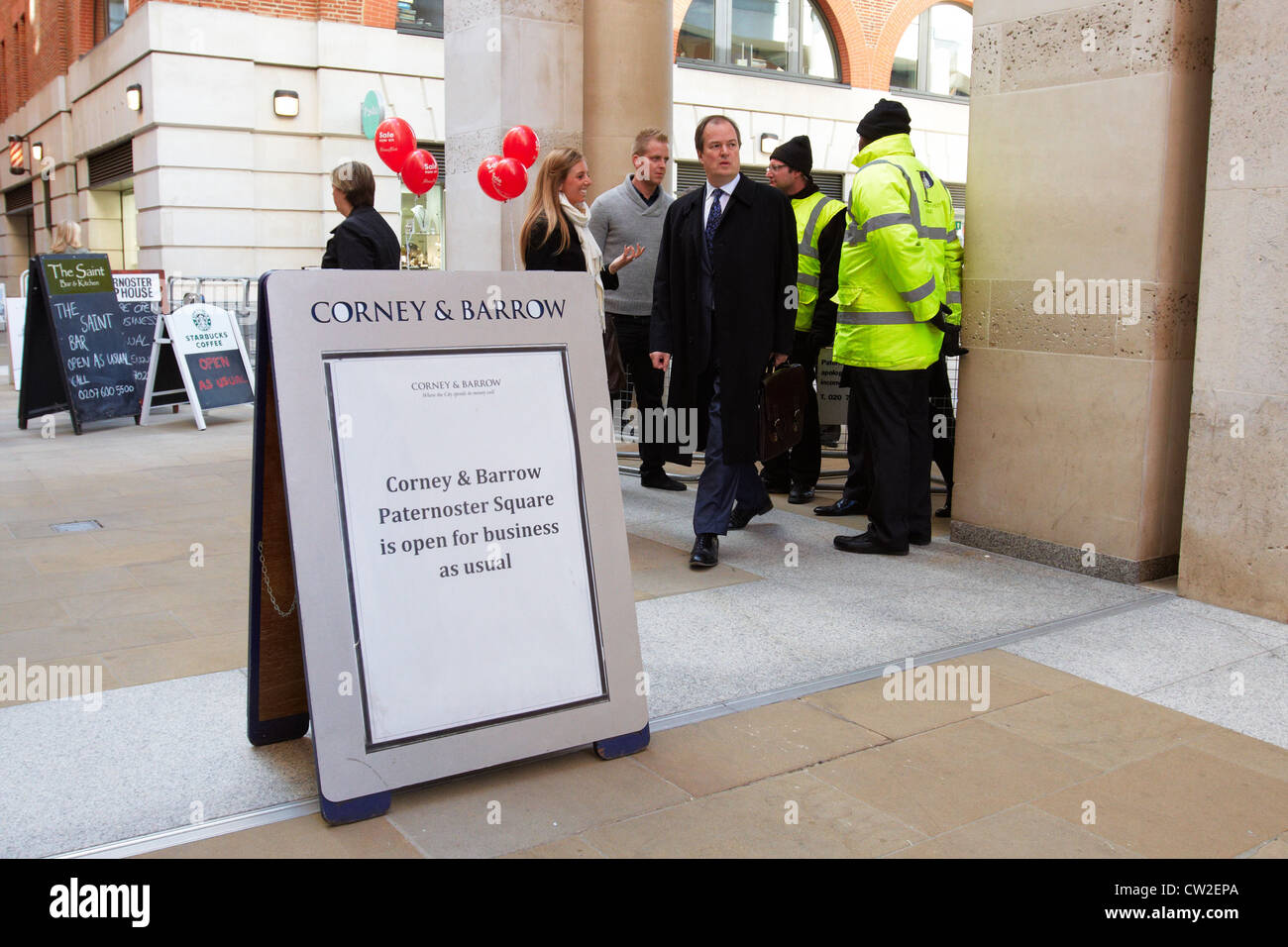 Las empresas muestran letreros que decían "Abrir como de costumbre", después de la protesta de Londres ocupan obligado Paternoster Square de Londres para cerrar Foto de stock
