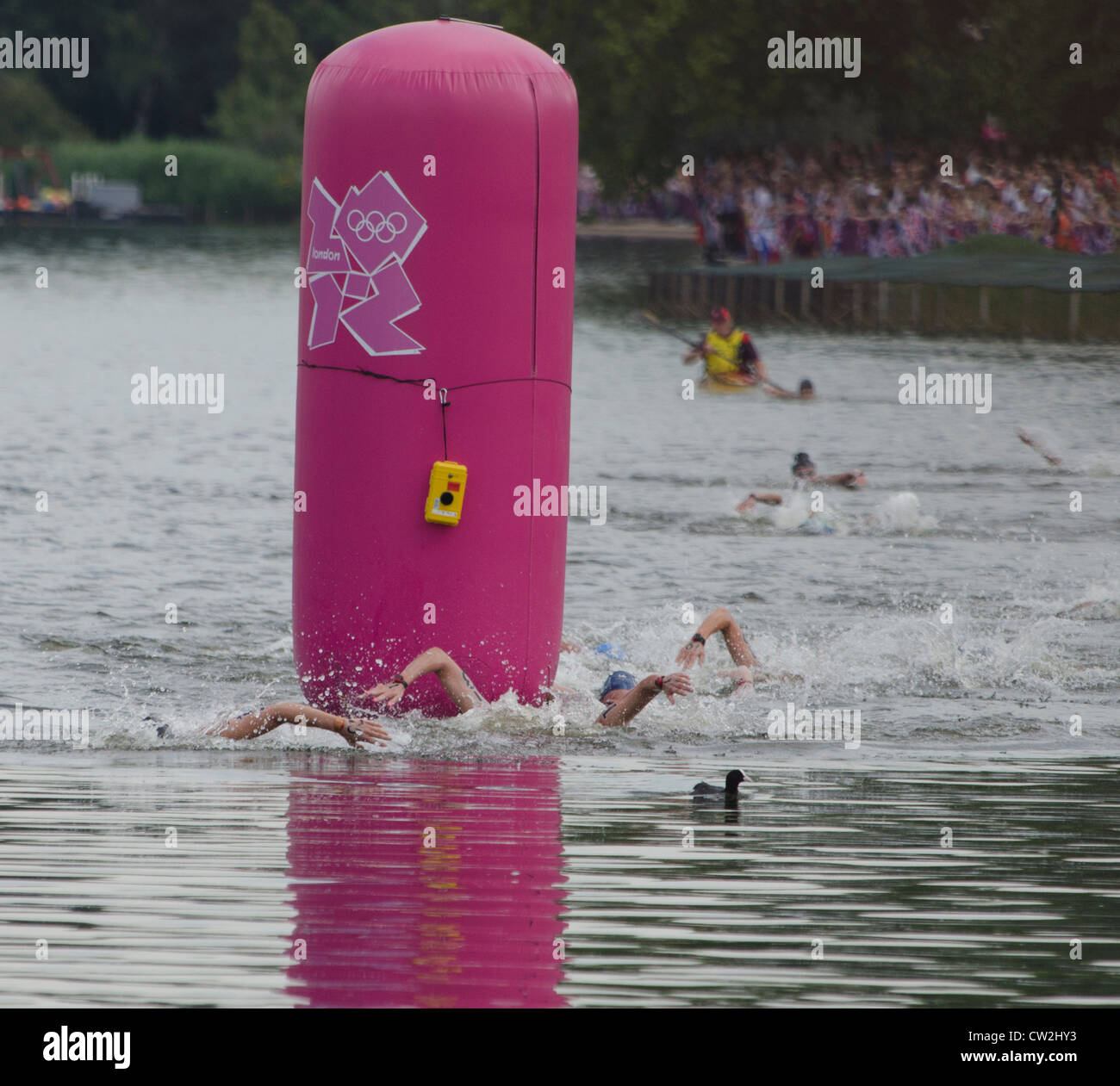 Redondeo una boya de mujeres 10km maratón de aguas abiertas nadar Juegos  Olímpicos de Londres 2012 lago Serpentine de Hyde Park, Londres, Reino  Unido Fotografía de stock - Alamy