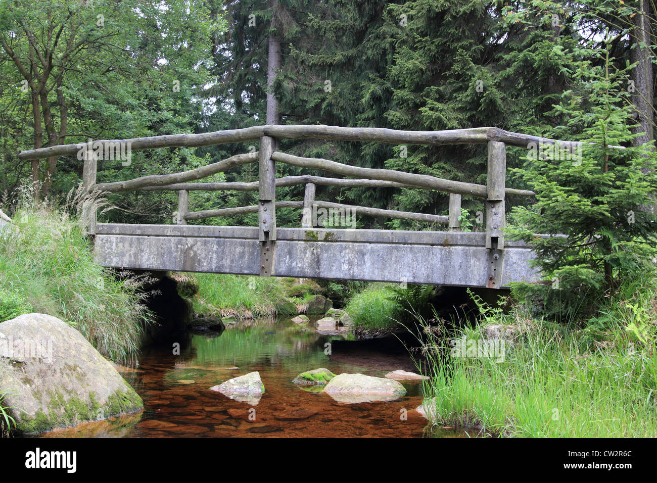 Puente sobre el arroyo cerca de torfhaus highmoor, Baja Sajonia, Alemania Foto de stock