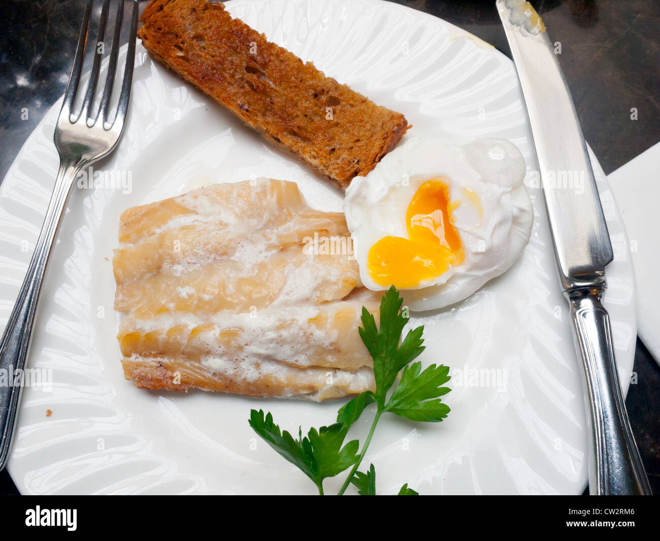 Un almuerzo ligero de eglefino huevos escalfados y tostadas Foto de stock