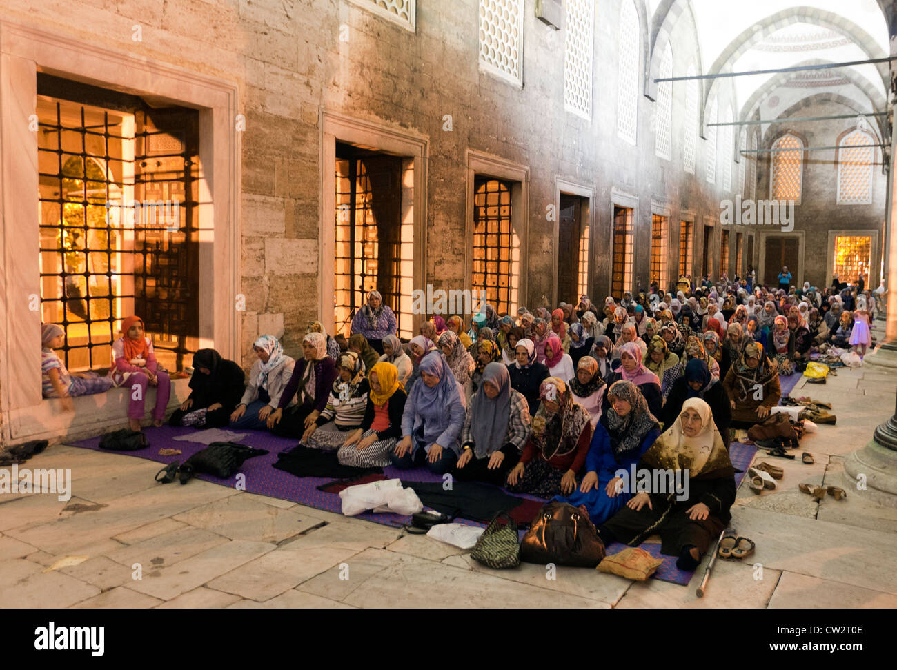 Las mujeres islámicas rezando en la Mezquita Azul para el comienzo del Ramadán Estambul Turquia Foto de stock