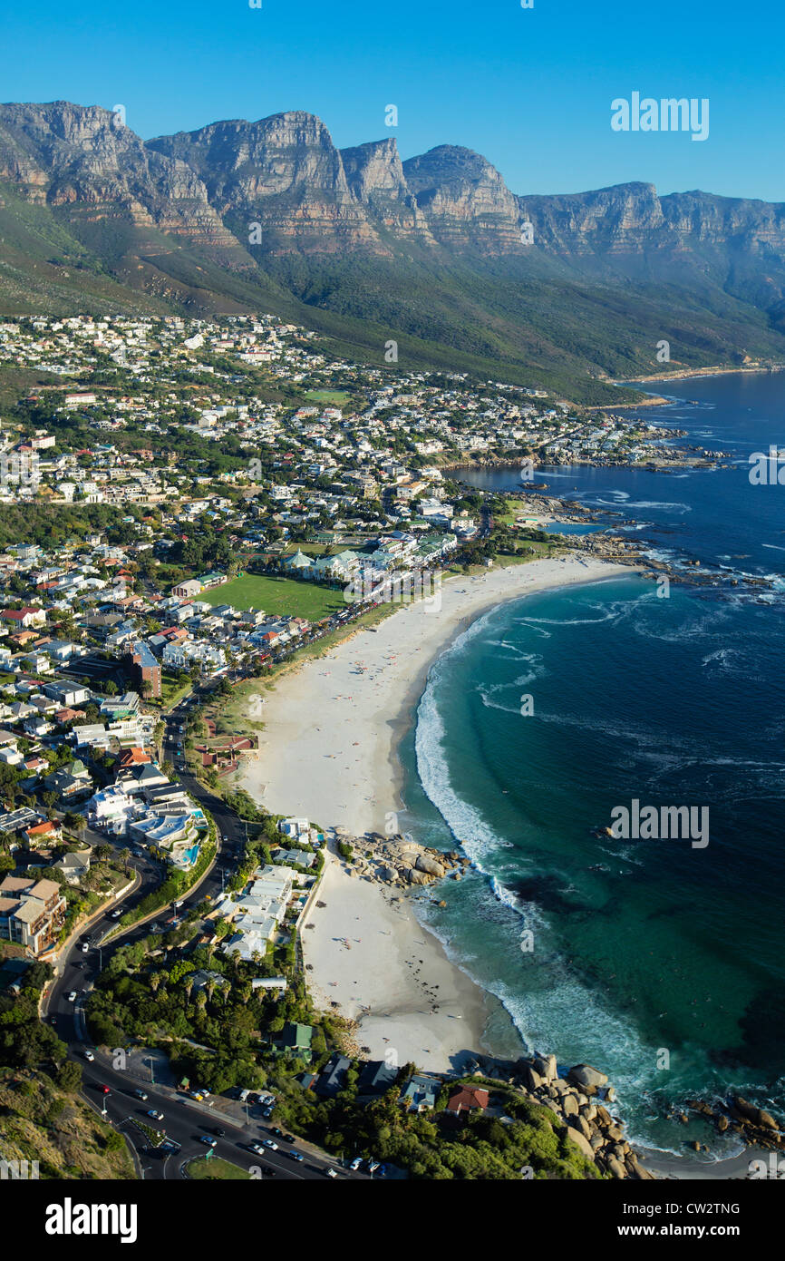 Vista aérea de Camps Bay con vistas de las montañas de los Doce Apóstoles.Ciudad del Cabo, Sudáfrica. Foto de stock
