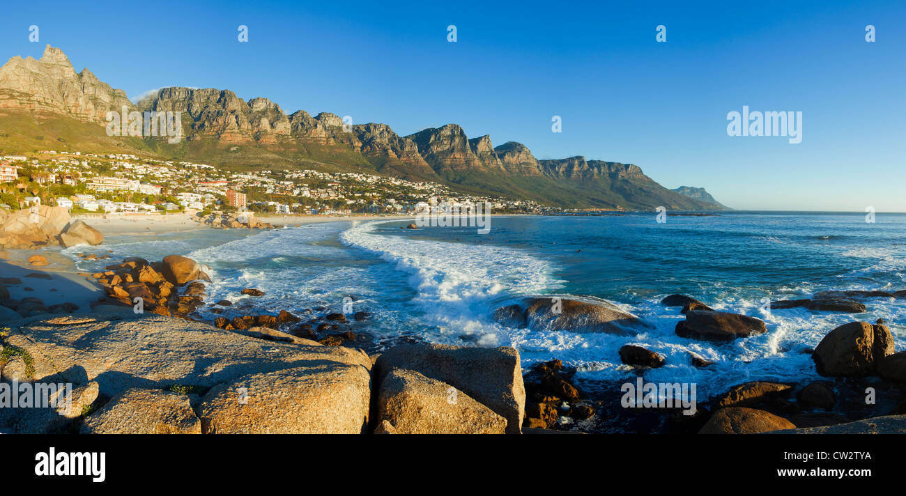 Vista panorámica de la playa de Camps Bay con vistas de las montañas de los Doce Apóstoles.Ciudad del Cabo, Sudáfrica. Foto de stock