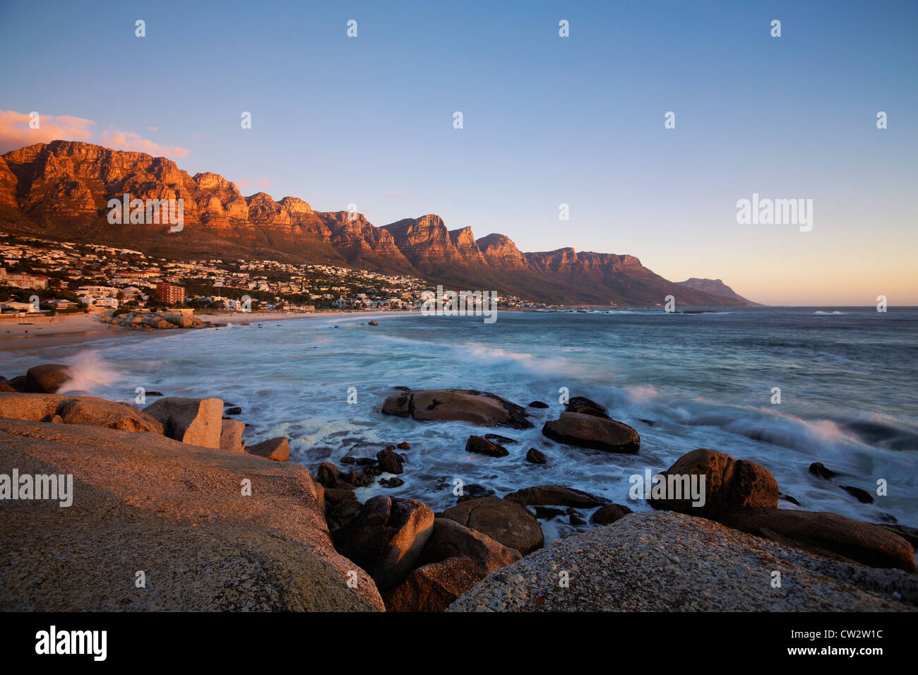 La playa de Camps Bay con vistas de las montañas de los Doce Apóstoles.Ciudad del Cabo, Sudáfrica. Foto de stock