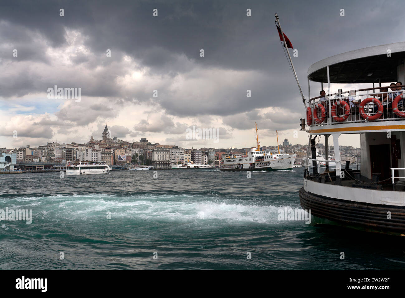 Doats sale desde un muelle sobre el río Bósforo, Estambul, Turquía Foto de stock