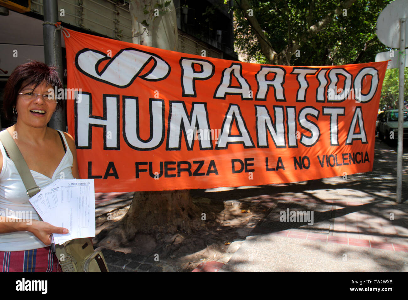 Mendoza Argentina,Avenida San Martín,Mujeres hispanas,activista,campaña política,banner,idioma español,bilingüe,Partido Humanista,no viol Foto de stock
