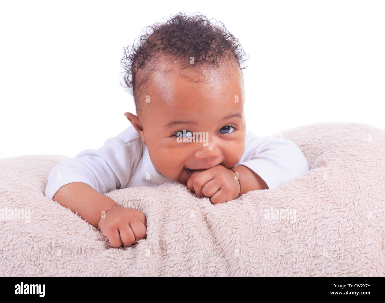 Bebé recién nacido metisse negro afroamericano Fotografía de stock - Alamy