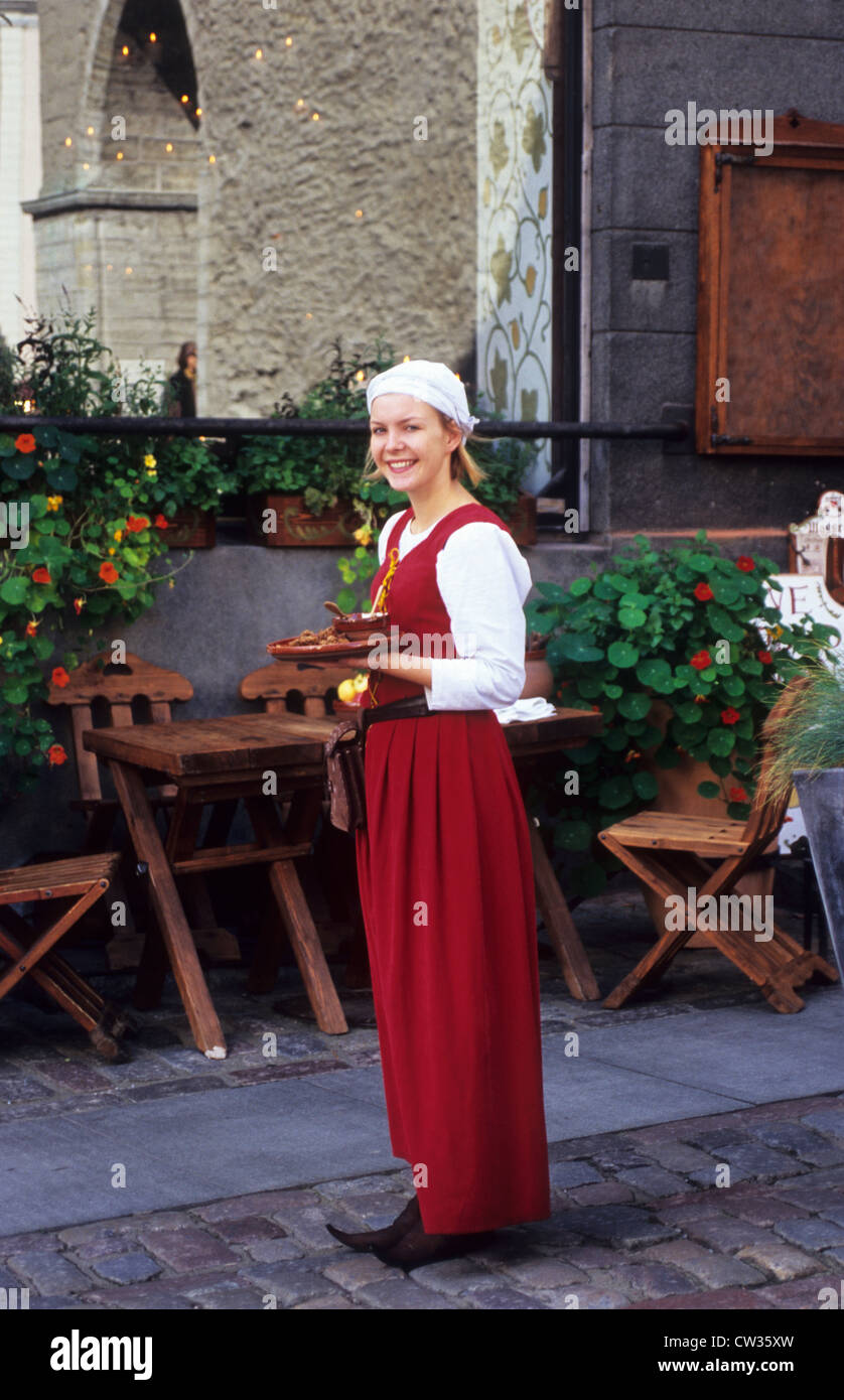 Vestida con ropa estilo medieval en frente de un restaurante, Tallin, Estonia Fotografía de stock Alamy