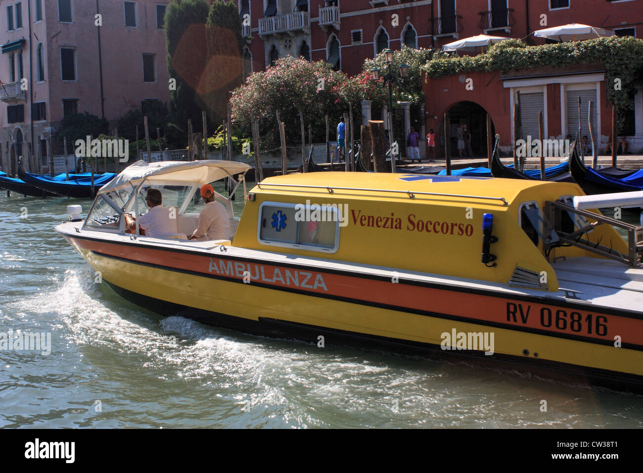 Ambulanza - Venezia Emergenza - barco de ambulancia en Grand Canal Foto de stock