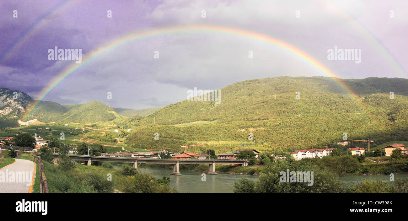 Doble arco iris sobre San Michele, Trentino-Alto Adigio, Italia Foto de stock