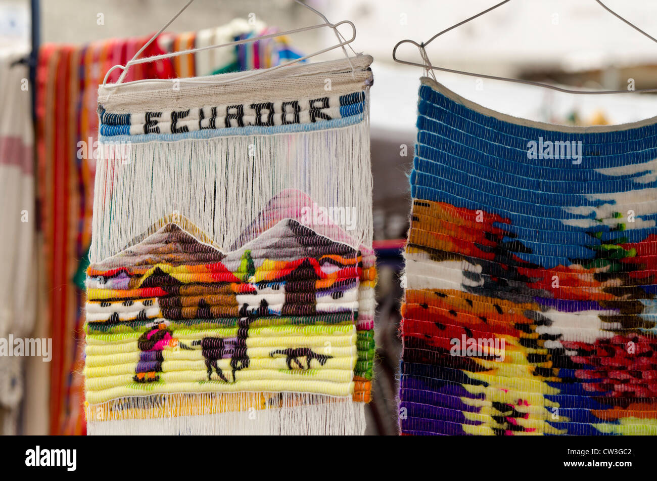 Ecuador, Quito. Mercado Artesanal de Otavalo. Textil de lana para colgar en  pared con Ecuador el texto Fotografía de stock - Alamy