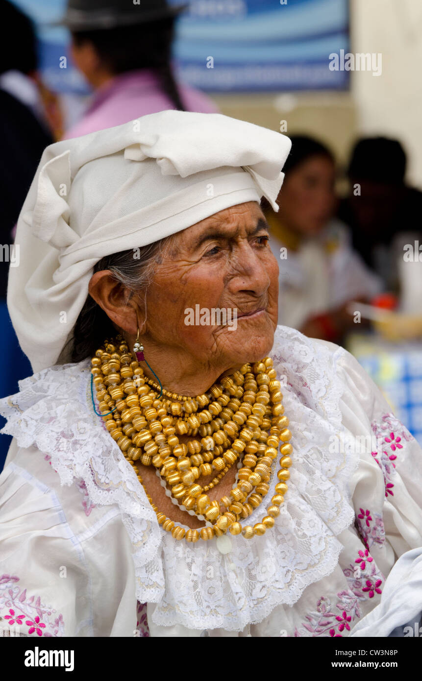 Ecuador, Quito. Mercado de Otavalo. Mujer Otavalenos indígenas en el  altiplano tradicional atuendo Fotografía de stock - Alamy