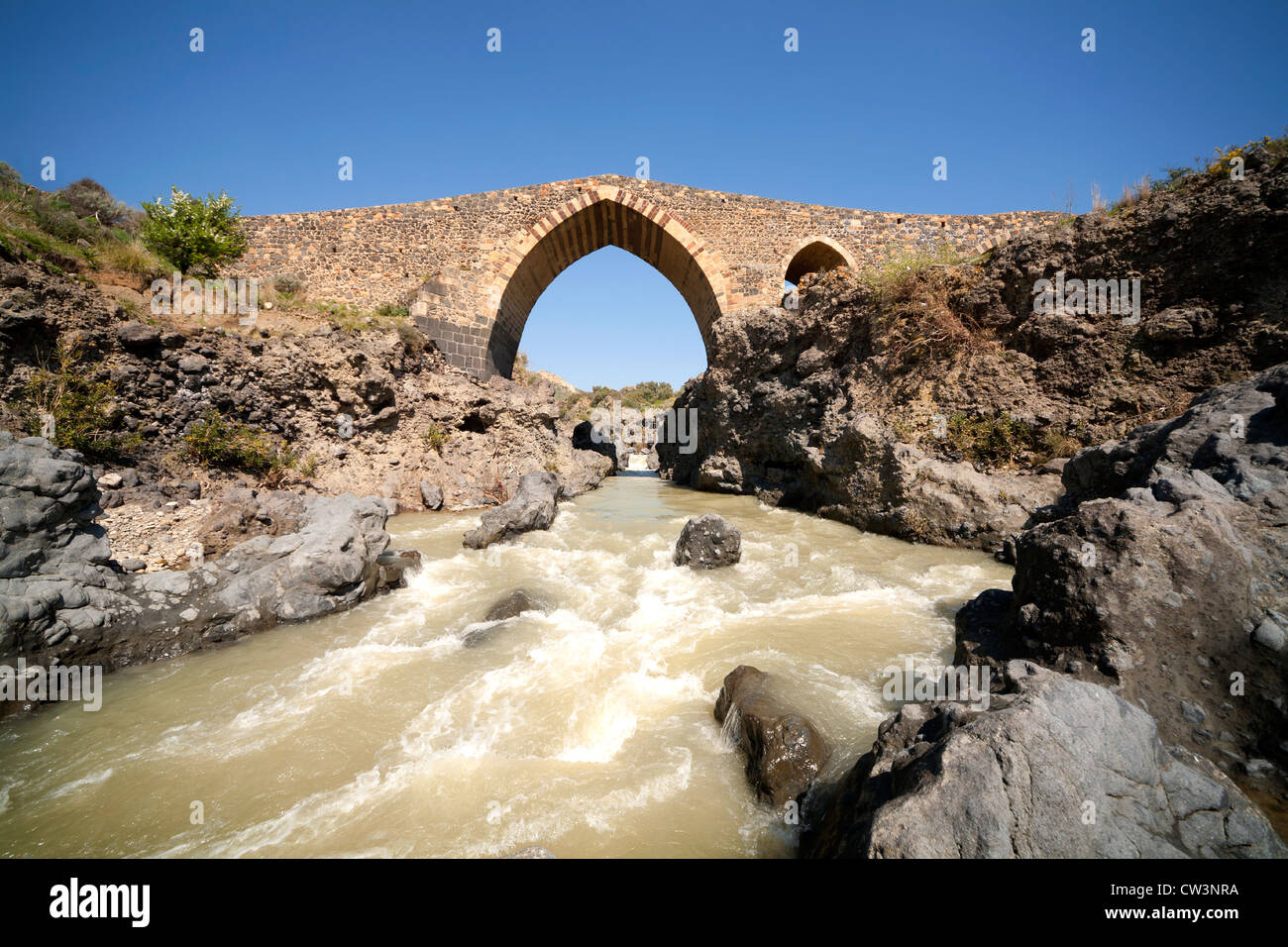 El viejo puente "Sarracenos" cerca de Bronte en Sicilia, Italia Foto de stock