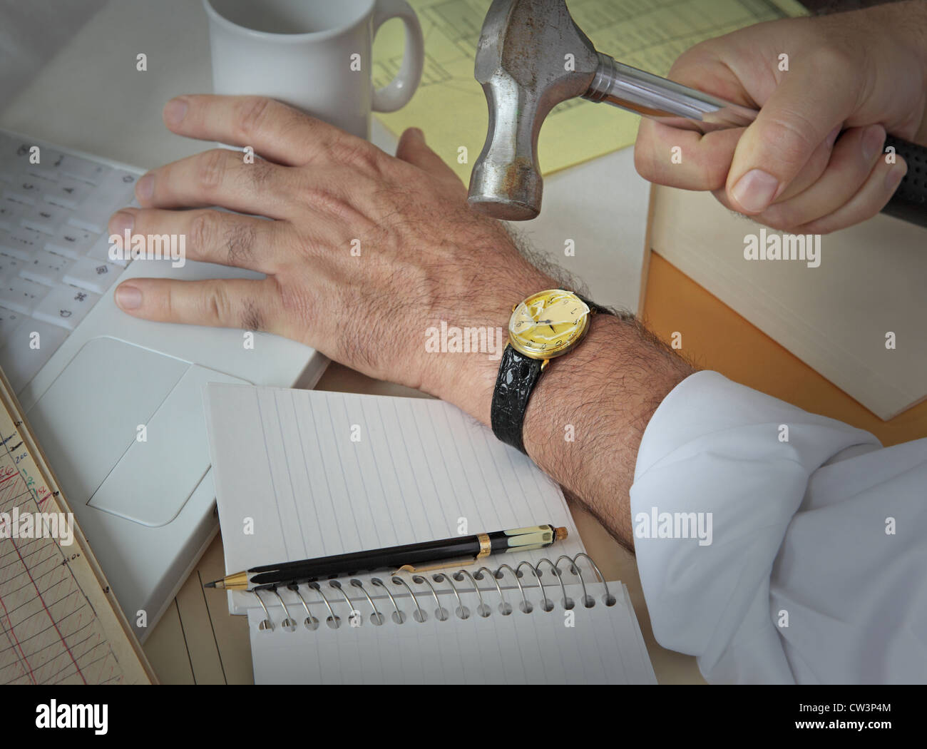 Su mano izquierda está tocando el teclado mientras su mano derecha está  golpeando su reloj de pulsera, un lápiz y documentos están repartidos  Fotografía de stock - Alamy