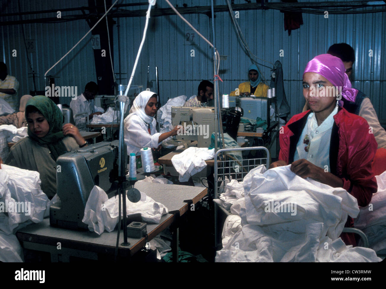 Las mujeres maquinistas en una fábrica textil de algodón en Egipto Foto de stock