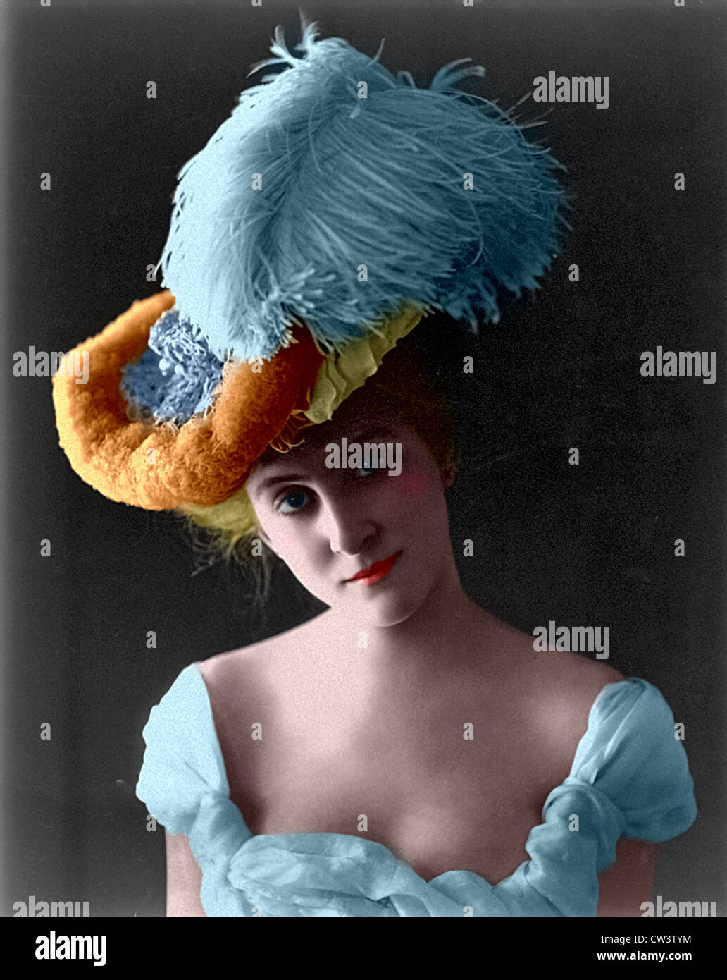 Señora con un sombrero de plumas Foto de stock