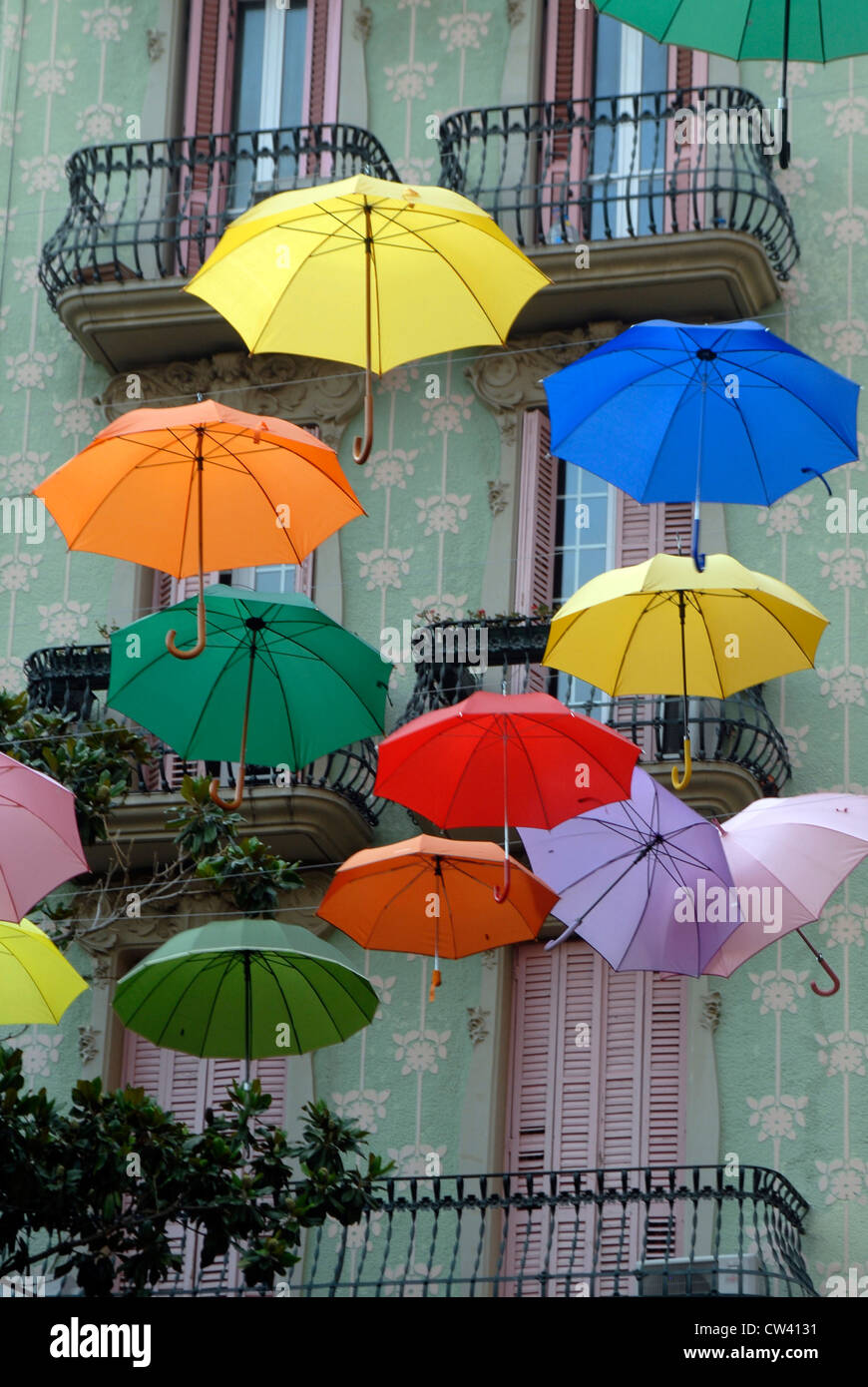 Instalación de sombrillas en Plaza del Sol, en Gràcia, Barcelona, por el  paraguas de spot de Sony Fotografía de stock - Alamy