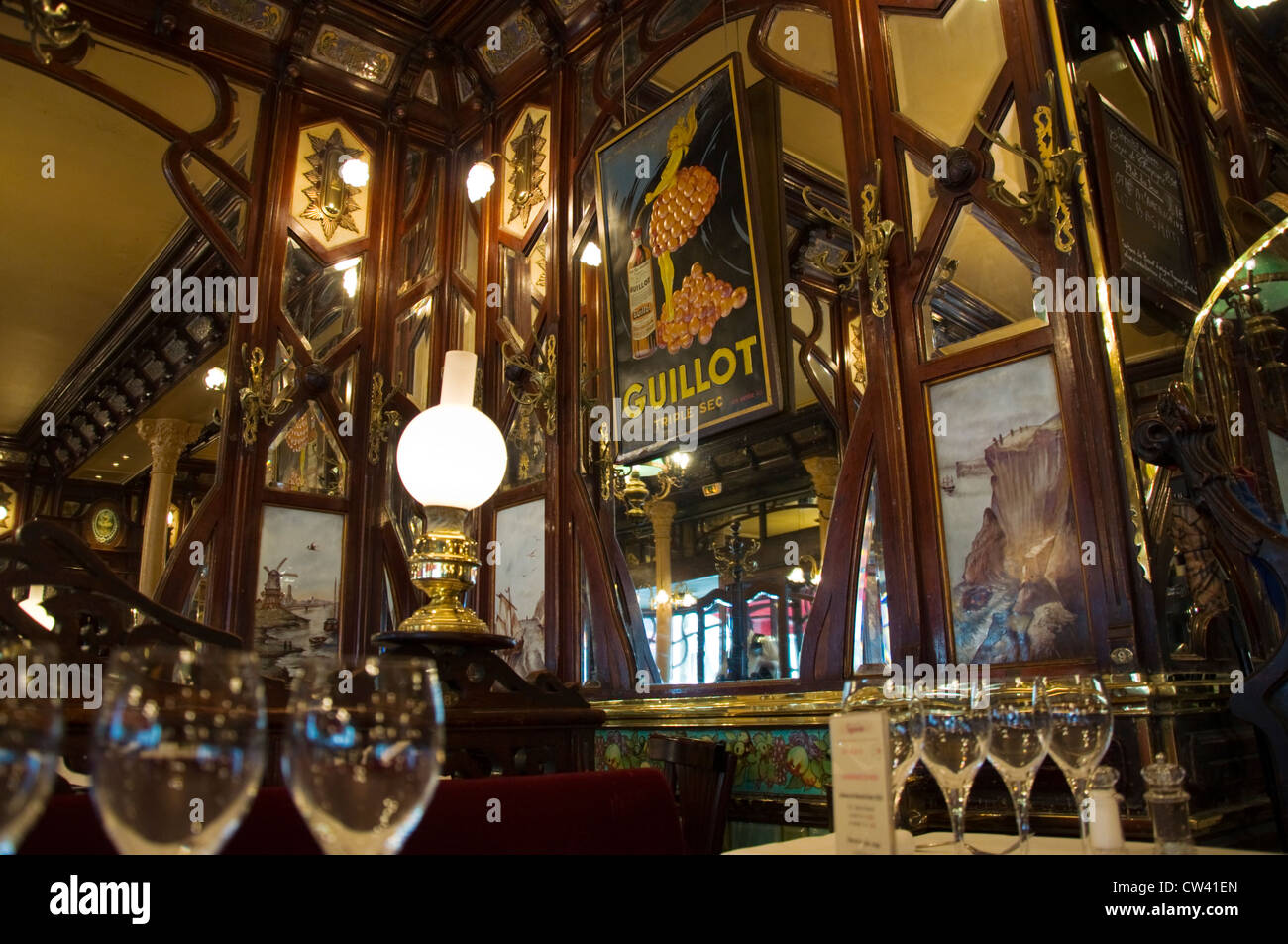 Detalle del interior en un restaurante parisino en 6º arrondisement Vangenande sexto en el Boulevard St Germain una brasserie histórico Foto de stock