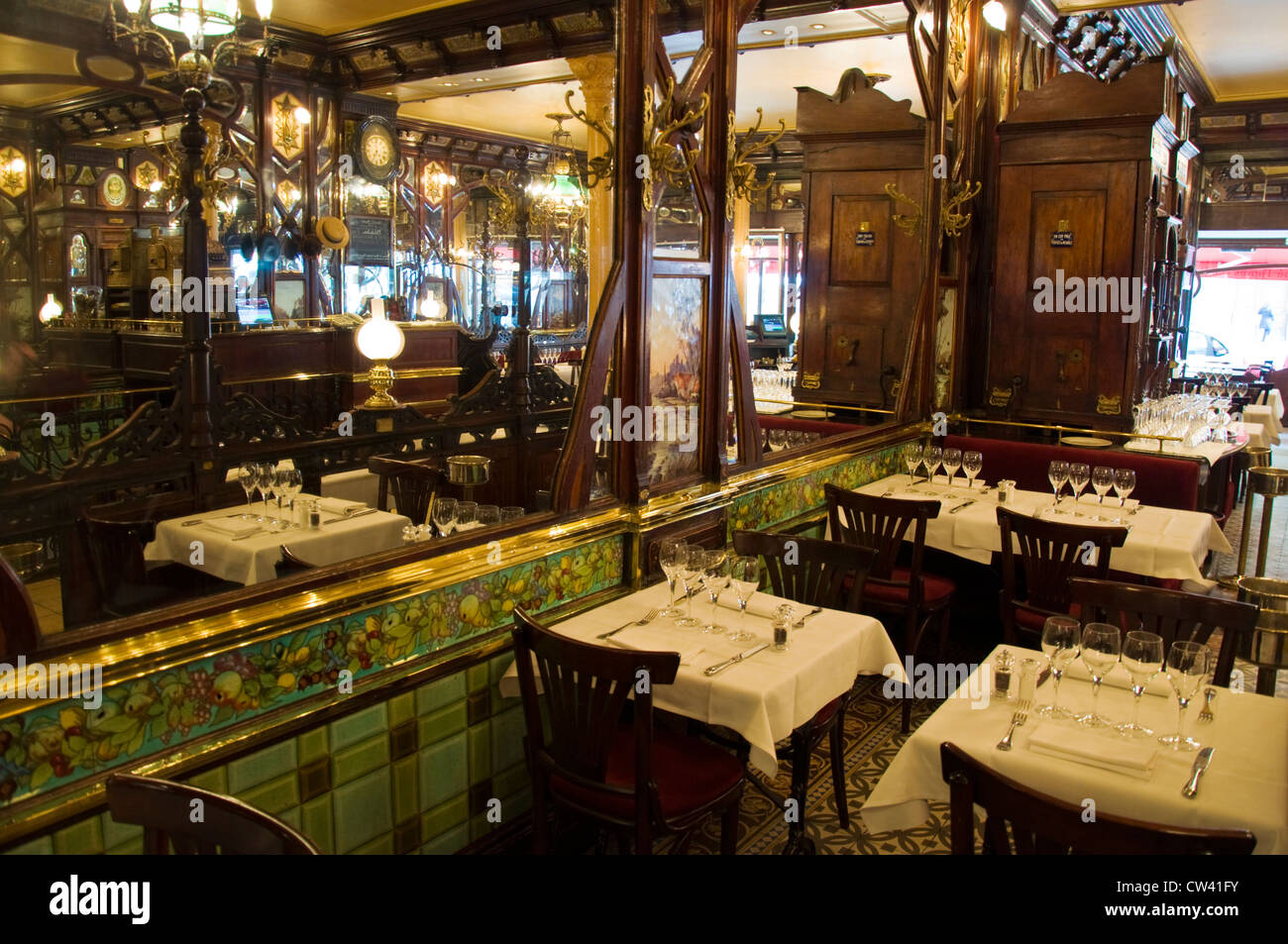 Detalle del interior en un restaurante parisino en 6º arrondisement Vangenande sexto en el Boulevard St Germain una brasserie histórico Foto de stock