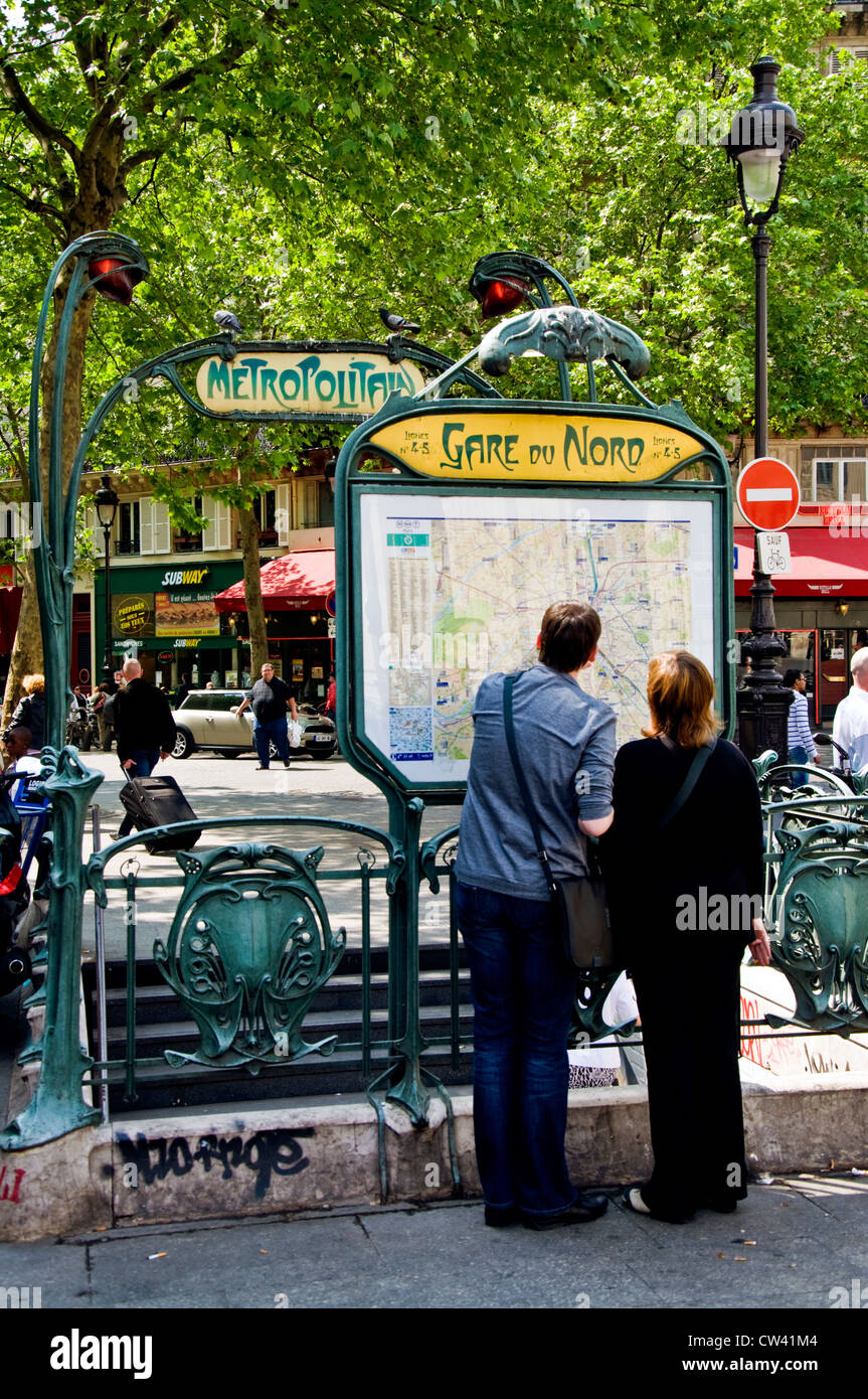 Turistas mirando un mapa de París en la Gare du Nord, metro línea Metropolitain entrada Foto de stock