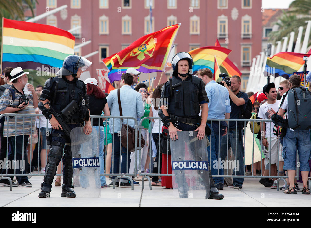 La policía antidisturbios protegiendo el Orgullo Gay (Gay Parade) de conservador locales en junio de 2012 en Split, Croacia, Dalmacia Foto de stock