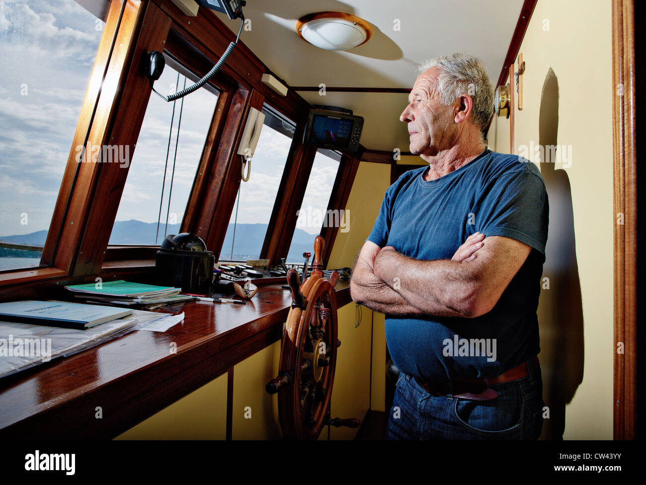 Capitán de Mar navegando a lo largo de la costa dálmata. Foto de stock