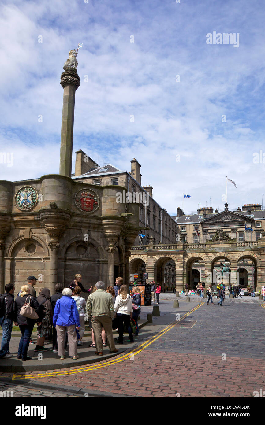 Mercat Cruz junto a la Catedral de St. Giles, Parliament Square, el Royal Mile, Old Town, Edimburgo, Escocia, Reino Unido, GB, Islas Británicas, UE Foto de stock
