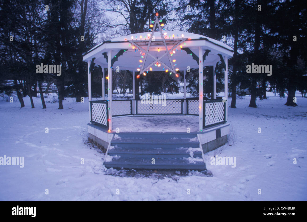 Cenador con las luces encendidas en la nieve fresca en Nueva Jersey en el  tiempo de Navidad Fotografía de stock - Alamy