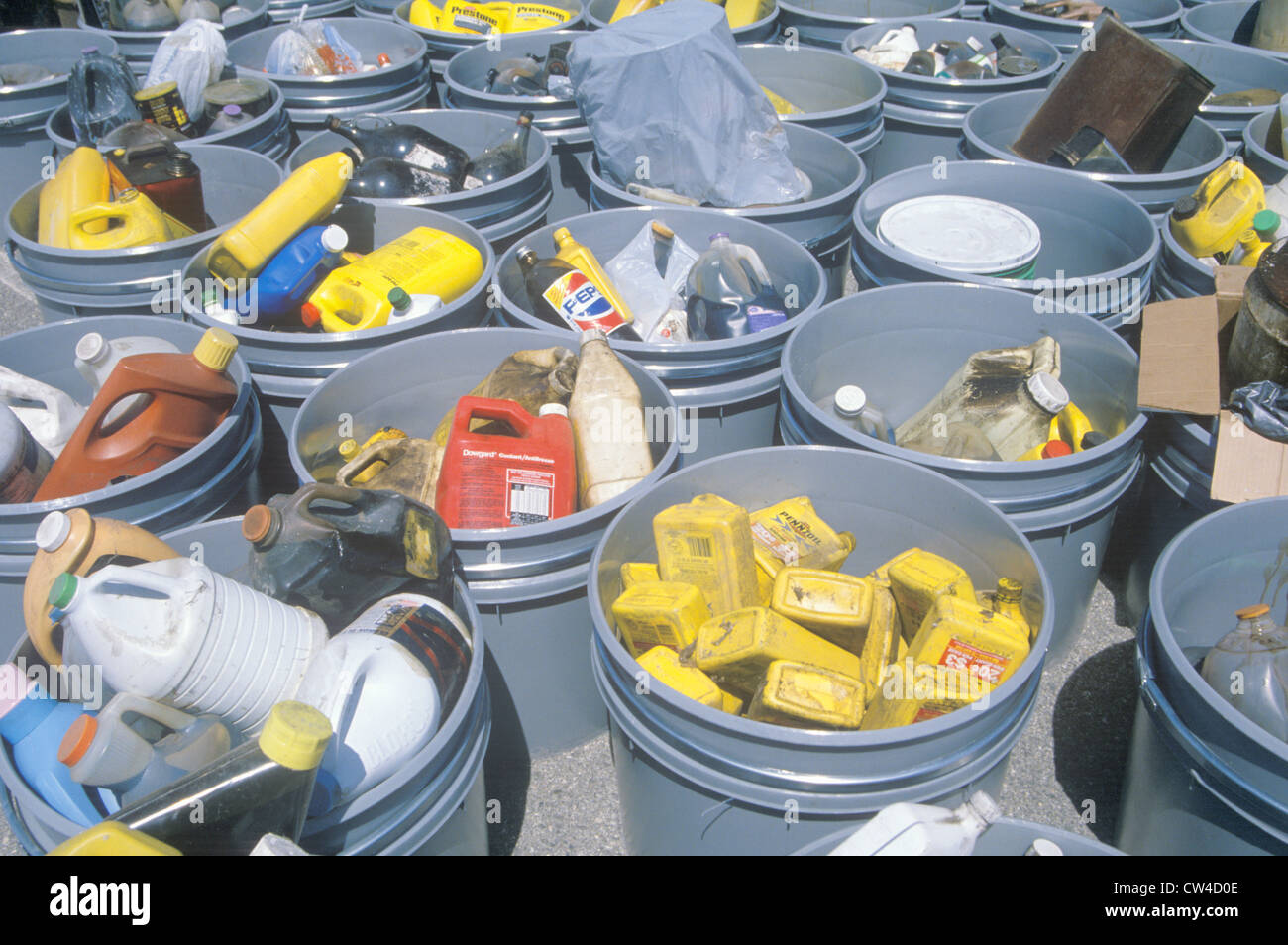 Varios cubos de ordenar materiales reciclables Foto de stock