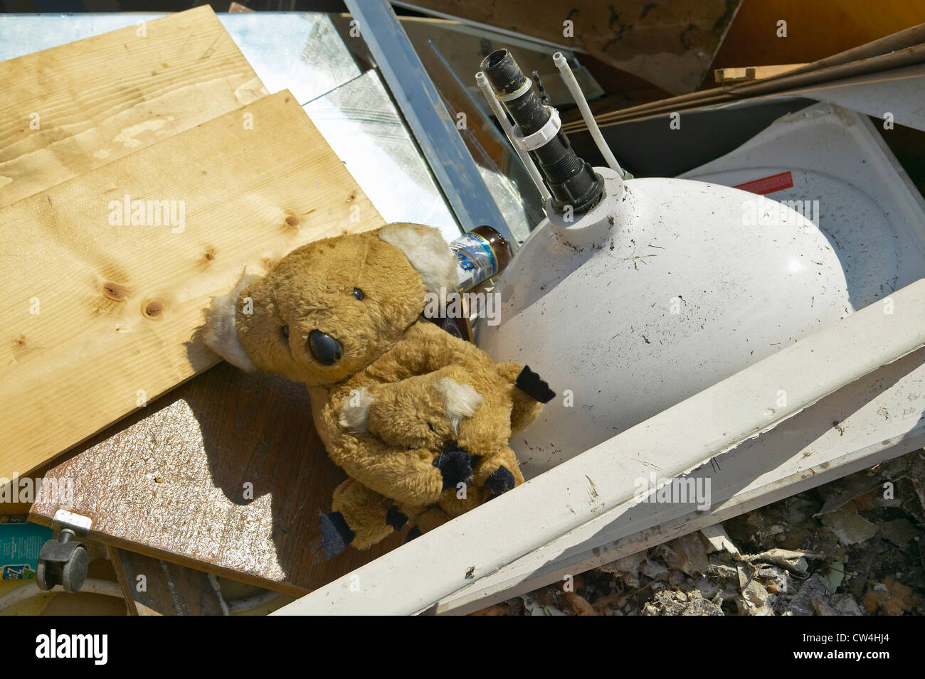Oso de peluche en la cama se asienta sobre los escombros después de que el huracán Iván golpea a casa de Pensacola, Florida Foto de stock