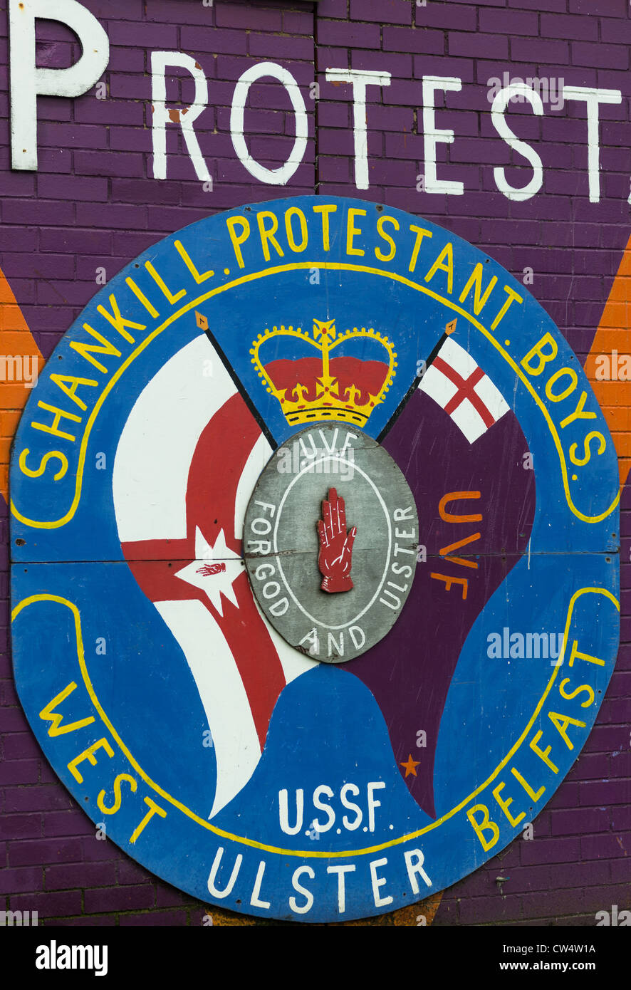 Una fuerza de Voluntarios del Ulster (UVF) emblema (grupo paramilitar unionista) en Shankill Road, Belfast, en Irlanda del Norte. Foto de stock