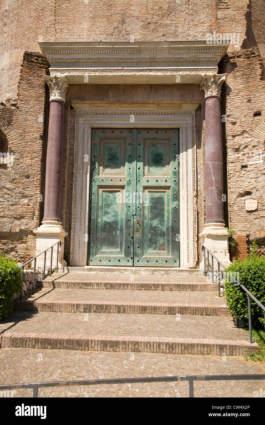 Puertas de primer Senado Romano, el Foro, Roma, Italia, Europa Foto de stock