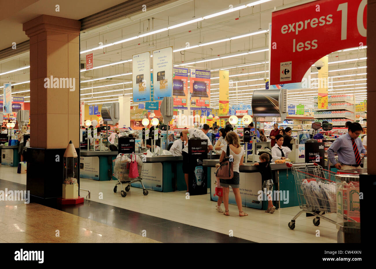 Dubai uae mall carrefour emirates supermarket fotografías e imágenes de  alta resolución - Alamy