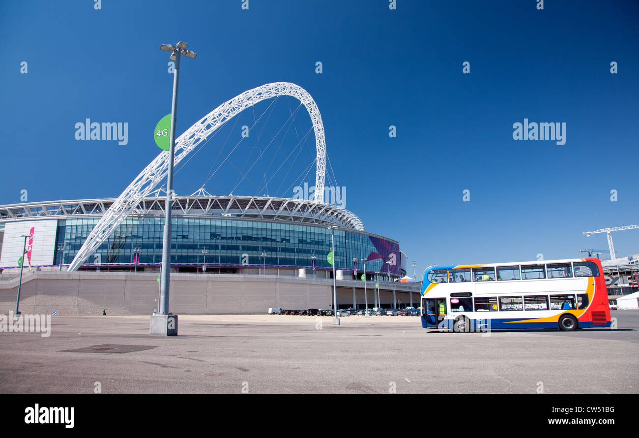 Vista del estadio de Wembley, 2012 sede oficial de los Juegos Olímpicos mostrando el vehículo en estacionamiento, London, England, Reino Unido Foto de stock