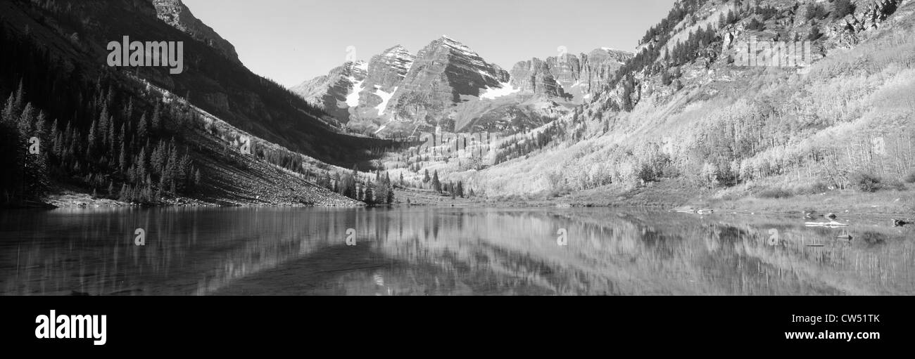 Álamos y la luz de la mañana, Maroon Bells cerca de Aspen, Colorado Foto de stock