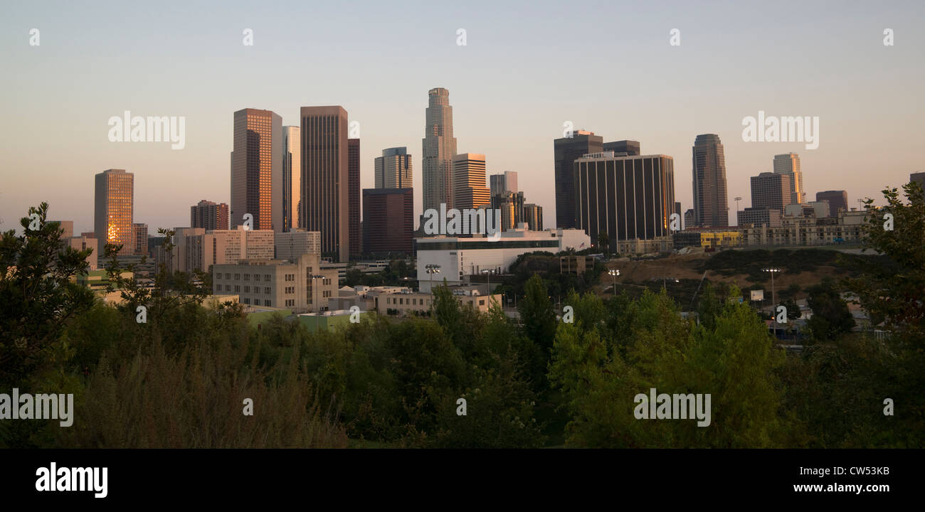 Un gran angular de la Los Angeles Skyline al atardecer Foto de stock