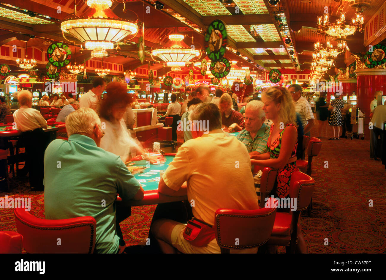 El concesionario y los jugadores en la mesa de black jack en casino de  Nevada Fotografía de stock - Alamy