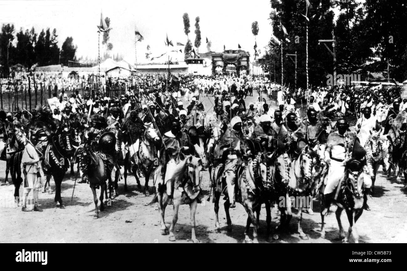 Ras, jefes tribales y guerreros salir de Addis Abeba para la frente, acompañado por la guardia imperial Foto de stock