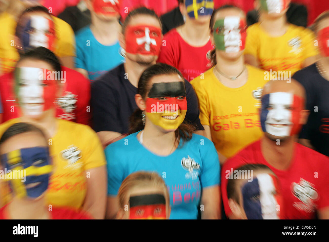 Los voluntarios de la Copa del Mundo 2006 con sus caras pintadas Foto de stock