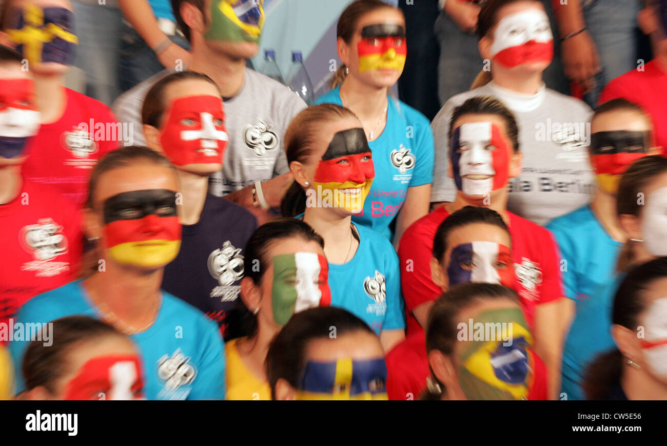 Los voluntarios de la Copa del Mundo 2006 con sus caras pintadas Foto de stock