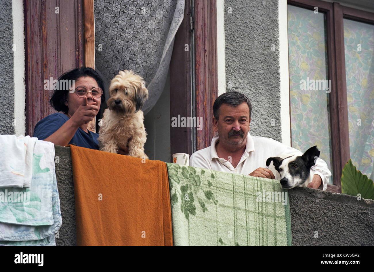 Una pareja casada en el balcón a la mejora con dos perros, Bucarest, Rumania Foto de stock