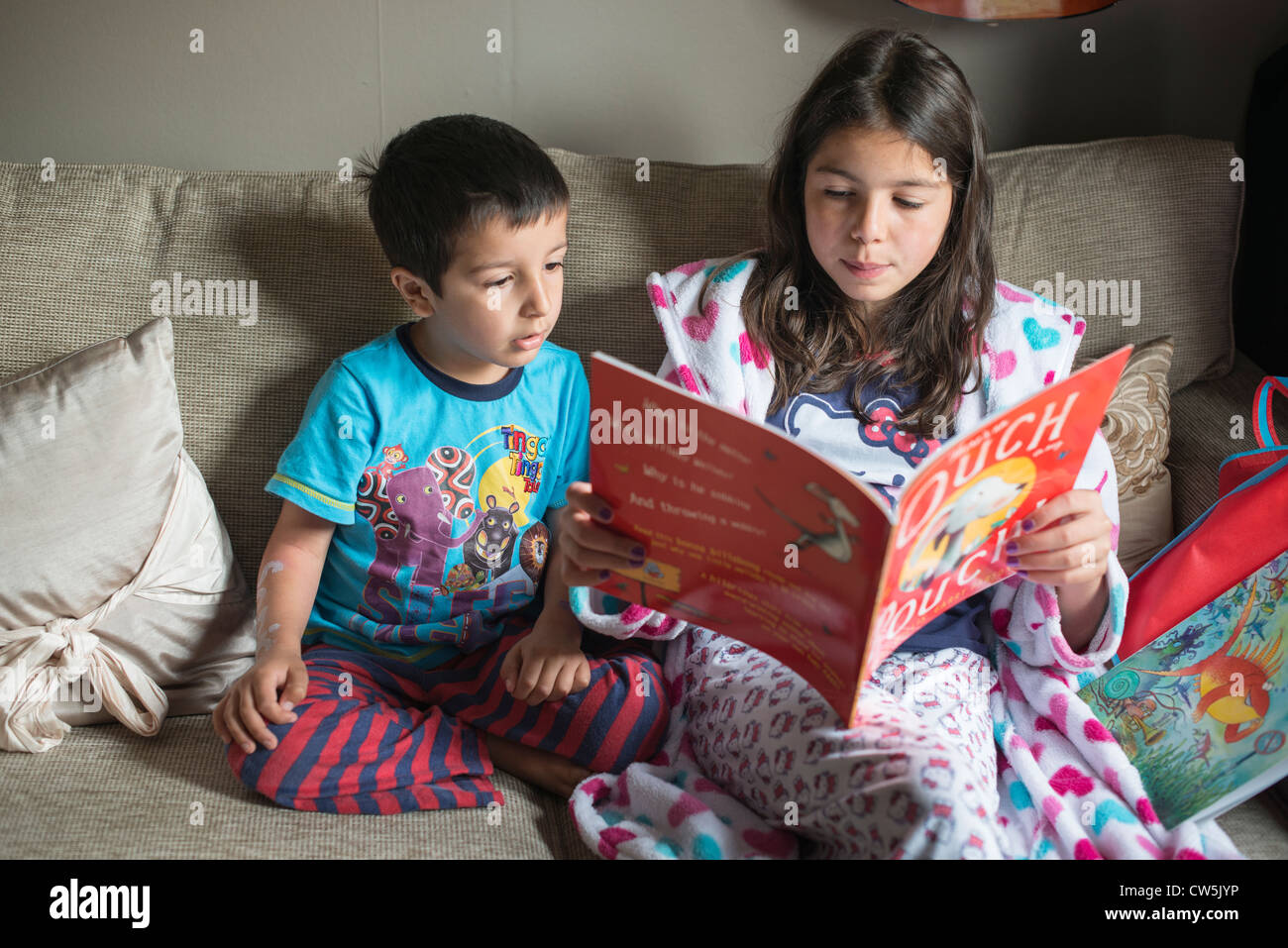 La hermana mayor de la lectura de un cuento a su hermano Fotografía de