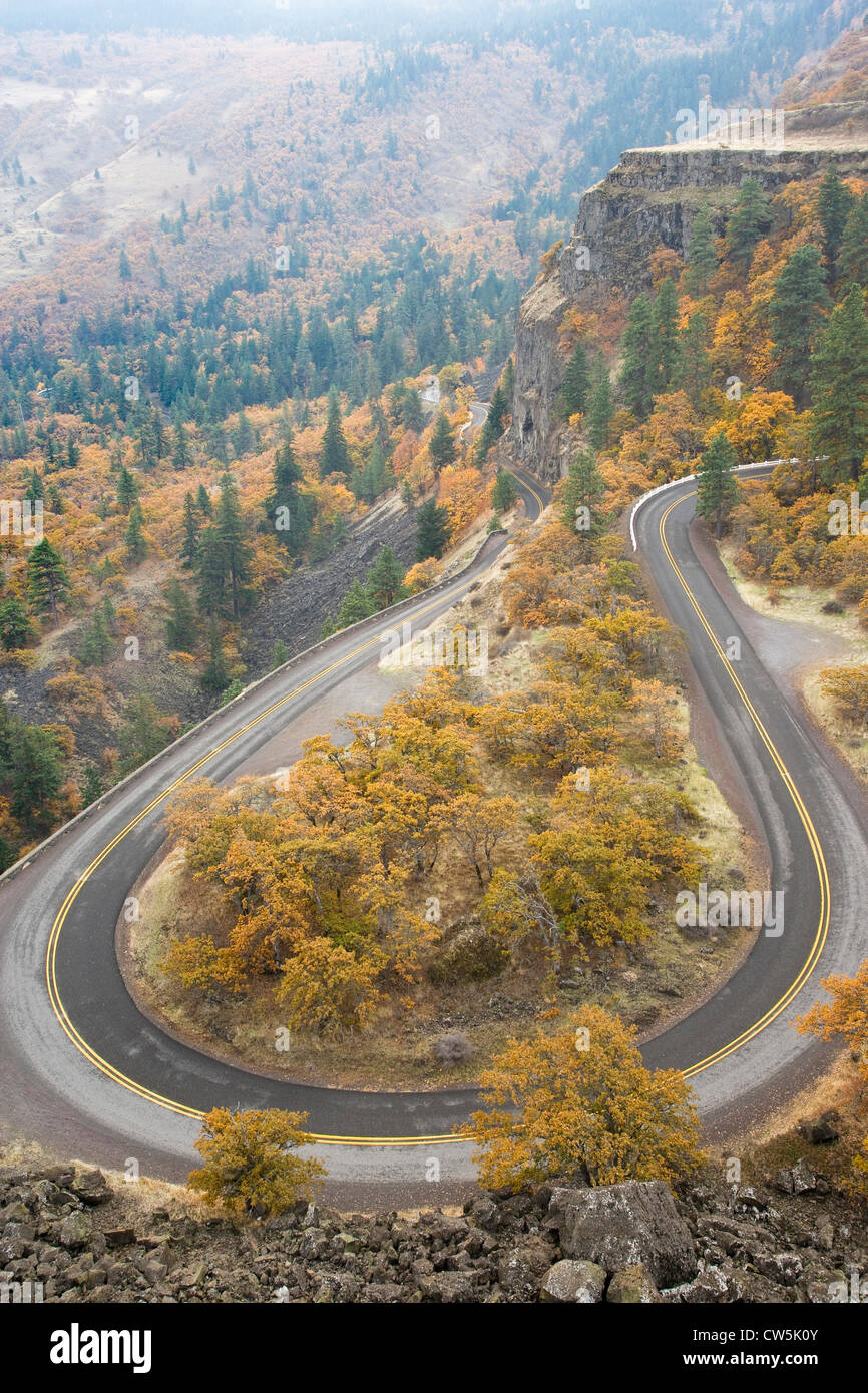 Un alto ángulo de visualización de una autopista, la histórica carretera del Río Columbia, Columbia River Gorge, Mosier, Oregón, EE.UU. Foto de stock