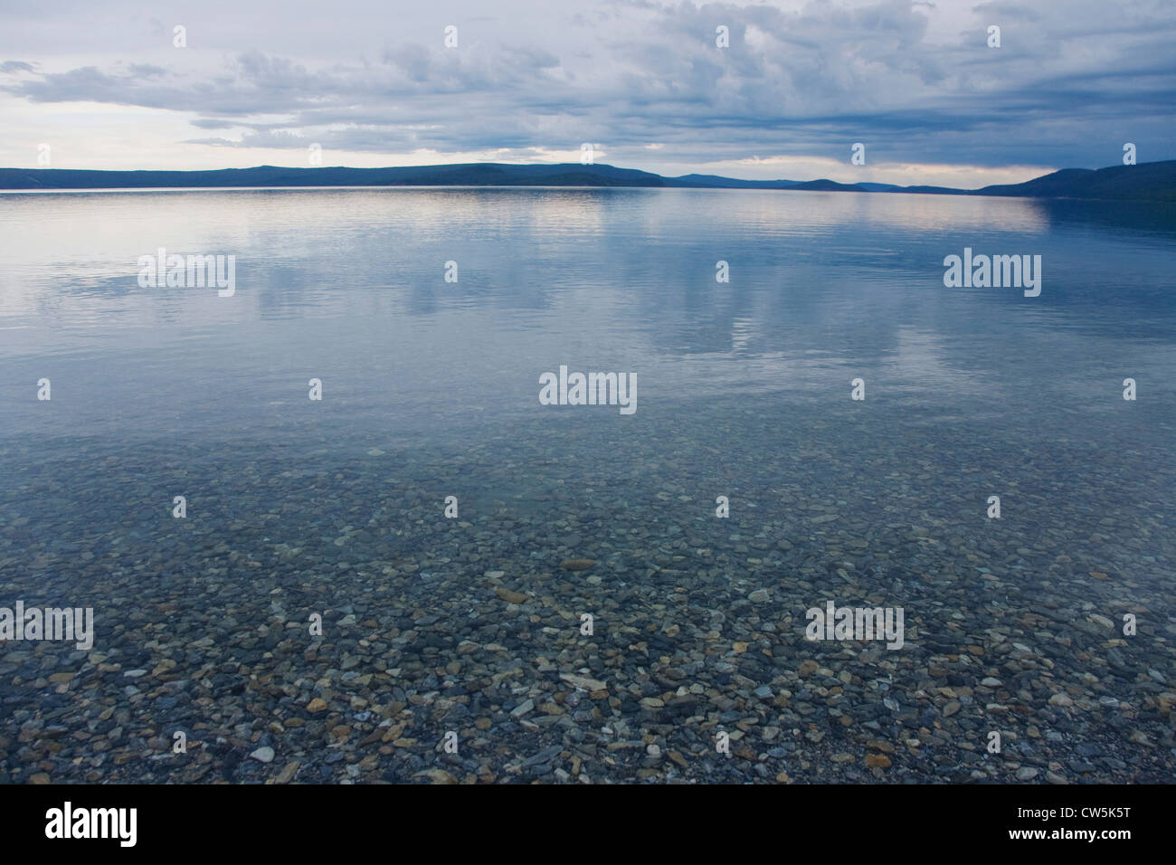 Guijarros en un lago, el lago Khovsgol, montañas Sayan, Frontera Russian-Mongolian Foto de stock